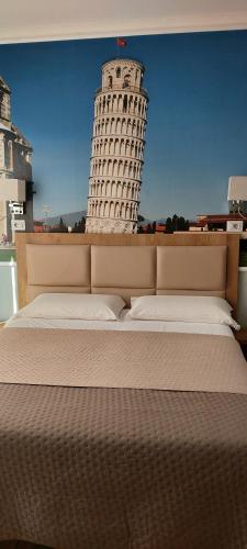 a bed with a picture of the leaning tower at Titta & Ruffo in Pisa
