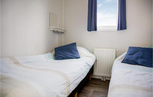 Tempat tidur dalam kamar di Pet Friendly Home In Breukelen With Kitchen