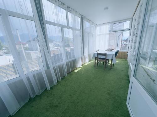 KochkorkaにあるGuest house B&Bの窓のある部屋(テーブル、椅子付)