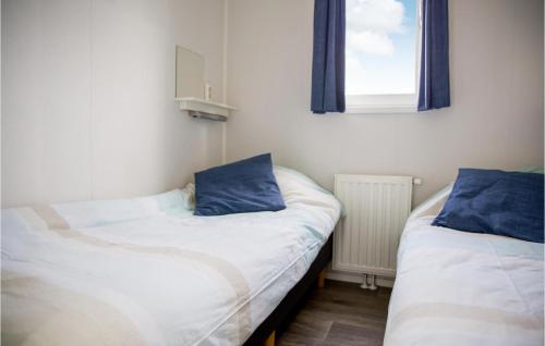 - 2 lits jumeaux dans une chambre avec fenêtre dans l'établissement Cozy Home In Breukelen With Wifi, à Breukelen