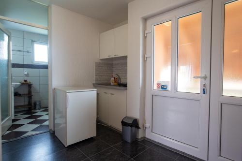 Una cocina o cocineta en Apartmani Čalane