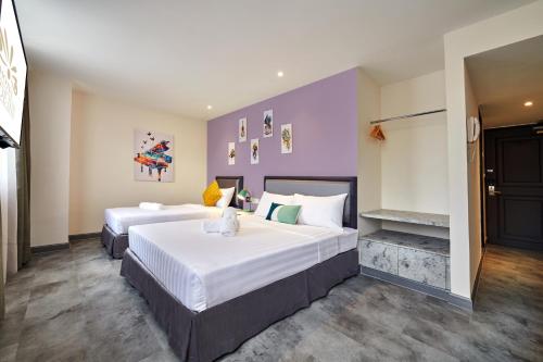Postel nebo postele na pokoji v ubytování PJ De Inn Hotel