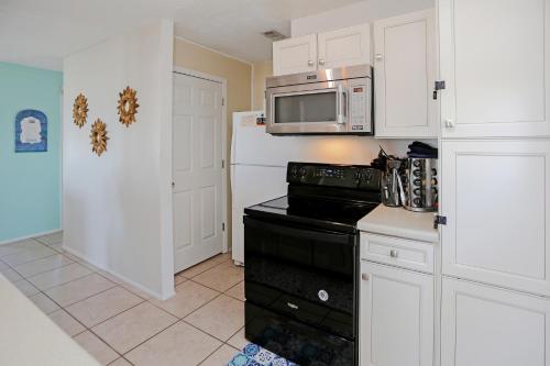 Pelican Bend by Pristine Properties Vacation Rentalsにあるキッチンまたは簡易キッチン