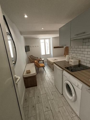 Il comprend une cuisine avec un lit et un lave-linge. dans l'établissement A 2 minutes du port, à Saint-Tropez