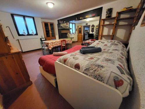 ein Schlafzimmer mit einem großen Bett in einem Zimmer in der Unterkunft Villa Ghiaia locazione turistica in Castel d'Azzano
