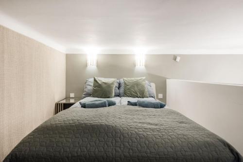 sypialnia z dużym łóżkiem z 2 poduszkami w obiekcie Margaret Studio near the Danube w Budapeszcie