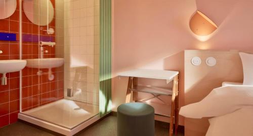 尼斯的住宿－Greet Hotel Nice Aéroport Promenade des Anglais，一间带水槽和淋浴的小浴室