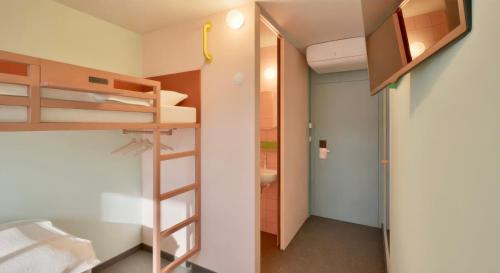 Uma ou mais camas em beliche num quarto em Greet Hotel Nice Aéroport Promenade des Anglais