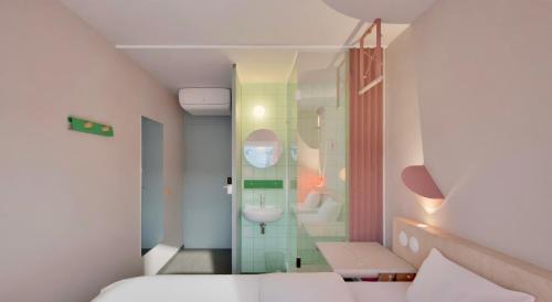 Uma casa de banho em Greet Hotel Nice Aéroport Promenade des Anglais