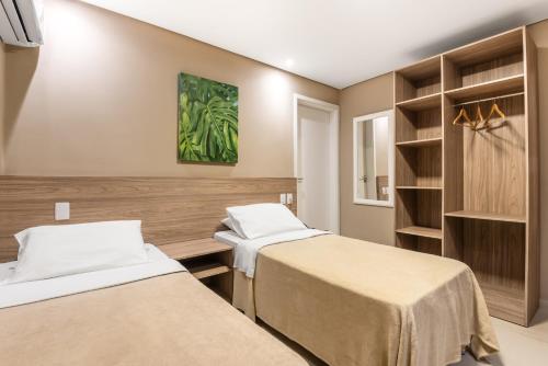 Una cama o camas en una habitación de VilaHotell Recife - Antigo NovoHotell Recife