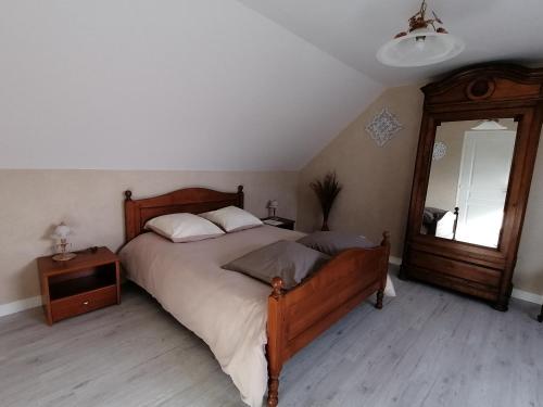 une chambre avec un grand lit et un miroir dans l'établissement TY STEMIDOR, à Langolen