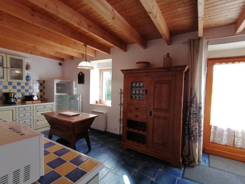 - une cuisine avec une table et une armoire en bois dans l'établissement TY STEMIDOR, à Langolen