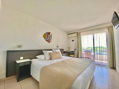Postel nebo postele na pokoji v ubytování Hôtel Bellevue Cap d'Agde