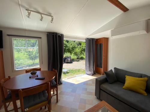 un salon avec un canapé et une table dans l'établissement Mobil Home, à Tralonca