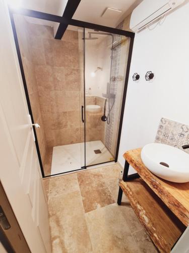 une salle de bain avec une douche avec des toilettes et un lavabo dans l'établissement Le Madrès, à Joch