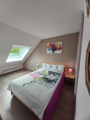 1 dormitorio con 1 cama grande en el ático en Chez Swan et Yuliya, en Mooslargue