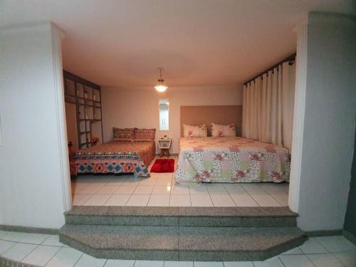 ein Schlafzimmer mit zwei Betten und einem Fenster in der Unterkunft locação de casa no Jardim Tavares por diária. in Campina Grande