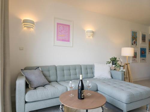 un salon avec un canapé bleu et une table dans l'établissement A022 Chic Cannes Flat Balcony Parking, à Cannes