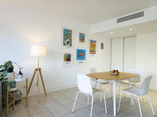 A022 Chic Cannes Flat Balcony Parking