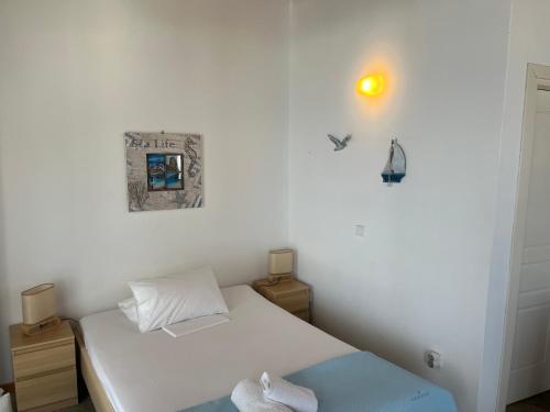1 dormitorio pequeño con 1 cama y una foto en la pared en Cavo Lacia, en Gavrion