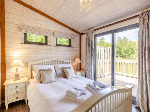 - une chambre avec un grand lit blanc et un balcon dans l'établissement 2 Bed in Sherwood Forest 88429, 