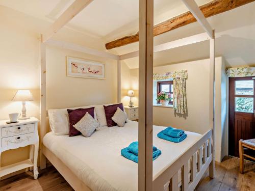 Un dormitorio con una cama con dosel en una habitación en 1 Bed in Eskdale 94530 en Eskdale