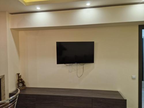 Elle comprend une télévision à écran plat suspendue au mur. dans l'établissement Apartment in Yerevan,Khorenatsi street, à Erevan