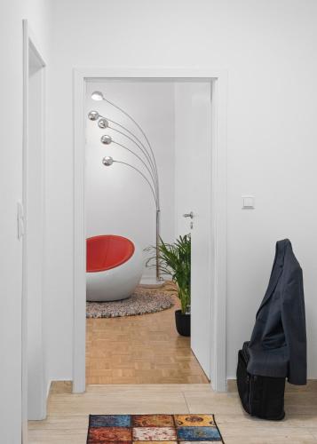 a bathroom with a red tub in the doorway at Suiten - Appartement by Studio Living in Haselünne