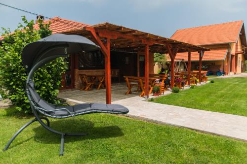Un jardín fuera de Apartmani Čalane