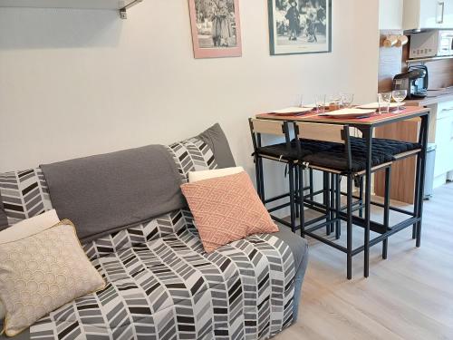 un salon avec un canapé et une table dans l'établissement Jacobin-centre ville-paisible-2 couchages, à Amiens