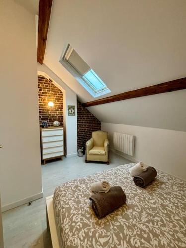 une chambre avec un lit avec deux serviettes dessus dans l'établissement Le petit écolier Hyper-centre Proxi gare-plage, à Dieppe