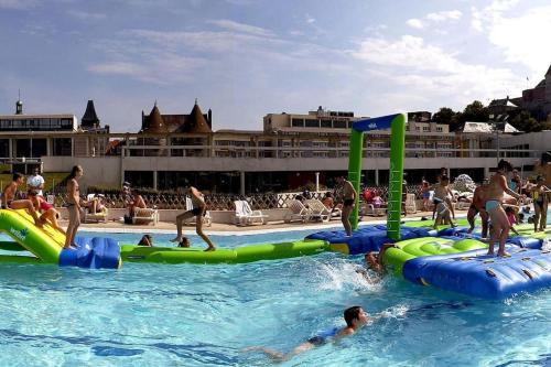 un groupe de personnes jouant dans une piscine dans l'établissement Le petit écolier Hyper-centre Proxi gare-plage, à Dieppe