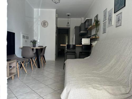 - une chambre avec un lit, une table et des chaises dans l'établissement Iris Apartment Nafpaktos, à Naupacte