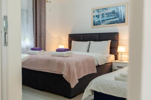 Una cama o camas en una habitación de Apartmani Čalane