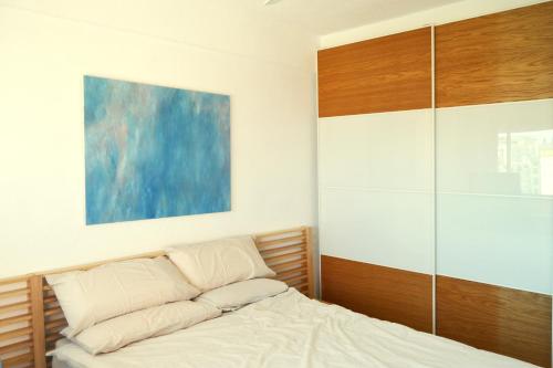 Light-filled apartment with sea views