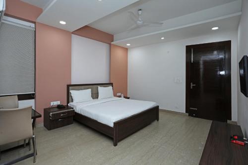 سرير أو أسرّة في غرفة في SPOT ON Hotel Sainik Inn