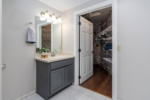 Ένα μπάνιο στο Unique and Charming Downtown Apt