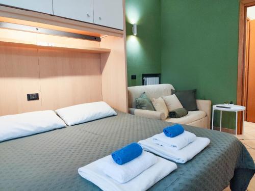 ein Schlafzimmer mit einem großen Bett mit Handtüchern darauf in der Unterkunft Nel centro di Desenzano in Desenzano del Garda