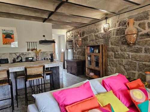 - un salon avec un canapé et des oreillers colorés dans l'établissement Ancienne cave à vin rénovée, à Pianottoli-Caldarello