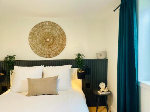 um quarto com uma cama com uma cabeceira de cama em vime em Pavillon de jardin Neuf Baie de Tadoussac Clim Parking - 2 chambres em Tadoussac