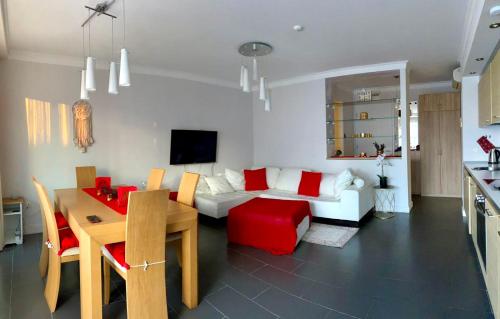 sala de estar con sofá blanco y mesa en Sea view Penthouse (YooBulgaria), en Obzor