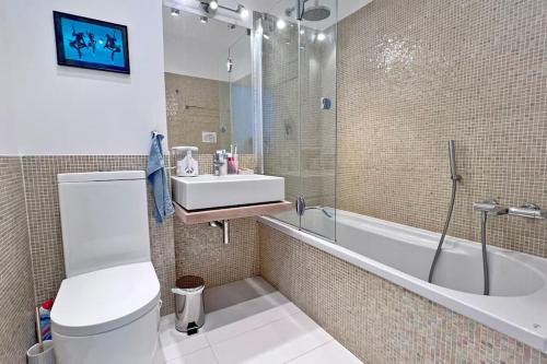 une salle de bain avec toilettes, lavabo et baignoire dans l'établissement L'Horizon, à Nice