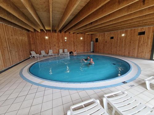 - une grande piscine pour 2 personnes dans l'établissement Mobil home plouescat, à Plouescat