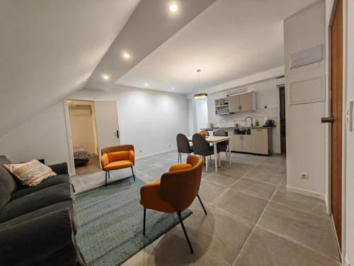 a living room with a couch and chairs and a kitchen at Pego CC in Pego