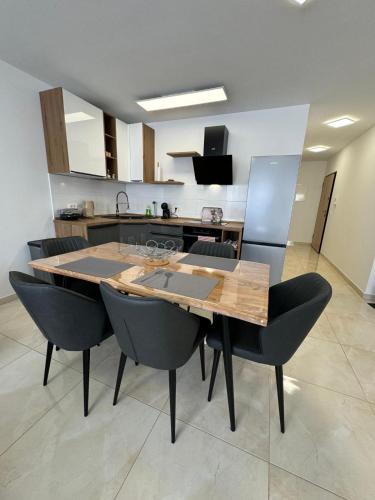 a dining room table and chairs in a kitchen at Apartman Ćosić Crikvenica in Crikvenica