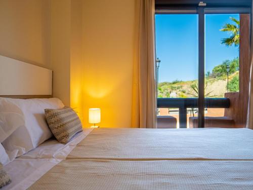Postel nebo postele na pokoji v ubytování Suitur Apartamento duquesa playa piscina