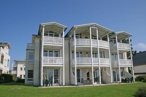 un grande condominio bianco con balconi bianchi di Haus Rügenscher Bodden Whg 8 und Whg 9 mit Meerblick a Göhren