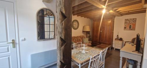 un salon avec une table et un canapé dans l'établissement Cottage tout équipé 2 à 4 personnes, à Hérin