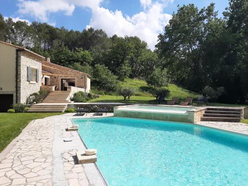 une piscine dans l'arrière-cour d'une maison dans l'établissement Villa Feijoa en Provence, à Velleron