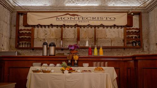 een tafel in een restaurant met een bord aan de muur bij Hotel Montecristo in Arequipa